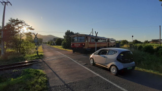 Úton, fénysorompó Diósjenőn