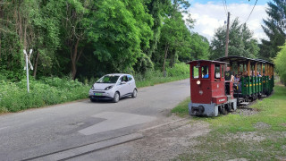 Úton, vasúti átjáró Kemencén