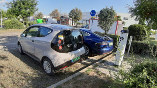 Töltés E-On töltőponton, Savolya Parkban Tesla modell S-el