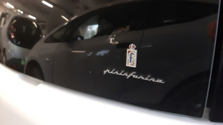 Pininfarina címer és Bollorék a tükörben