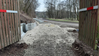 A folytatás, 2/3 szelvény, a kapun kitekintve