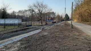 Kővel feltöltött, aláverésre és szabályozásra előkészített pálya